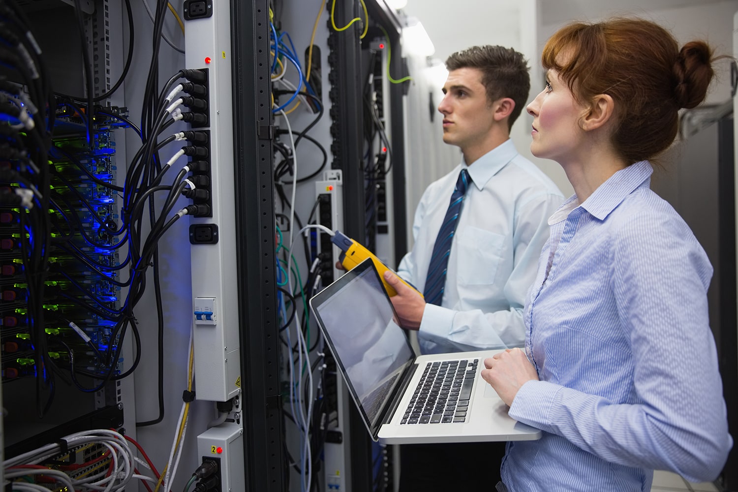 equipo_tecnicos_que_utilizan_analizador_cable_digital_servidores-min