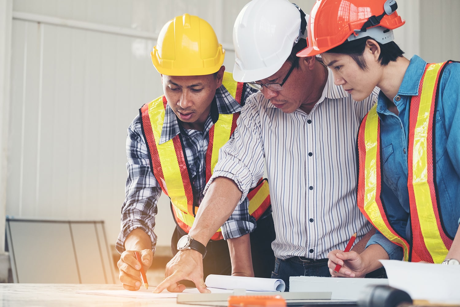 ingenieros-arquitectos-grupo-estan-discutiendo-construccion-min