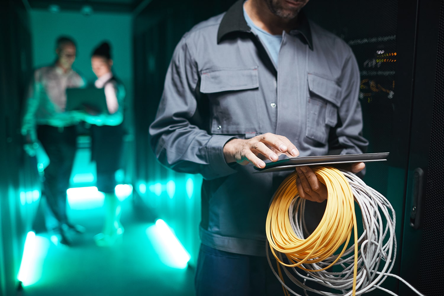 toma_recortada_ingeniero_redes_tableta_digital_sala_servidores_trabajo-min